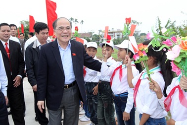 Chủ tịch Quốc hội Nguyễn Sinh Hùng dự ngày hội Đại đoàn kết toàn dân tộc