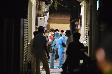 Hà Nội phong tỏa ngõ có người mắc Covid-19, điều tra dịch tễ xuyên đêm