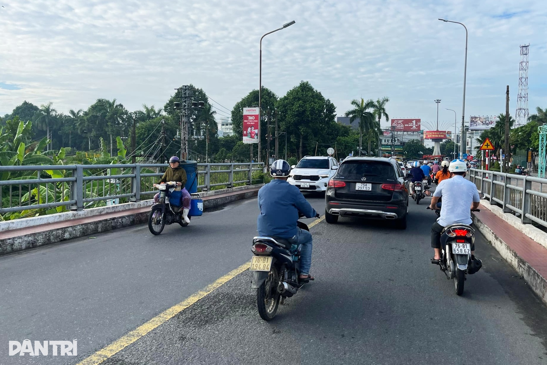 Hàng nghìn người qua lại cây cầu 60 năm tuổi trơ cọc sắt - 2