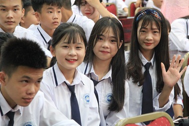 Học sinh trường THPT Lâm nghiệp nhận học bổng khuyến học trong Lễ khai giảng