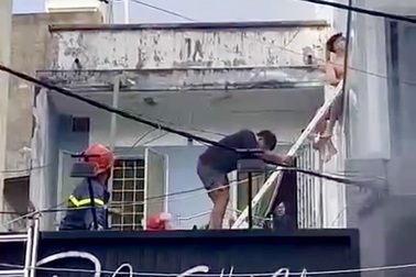 Cảnh sát giải cứu 6 người trong đám cháy nhà cao tầng ở TPHCM