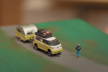 Xe cắm trại mô hình bé bằng ngón tay, có khả năng tự chạy vào chỗ sạc pin