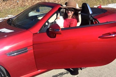 Hoa hậu Vivian Văn khoe vẻ sang trọng, sành điệu bên siêu xe