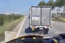 Tình huống xe tải không nhường đường cho xe cấp cứu gây nhiều tranh cãi