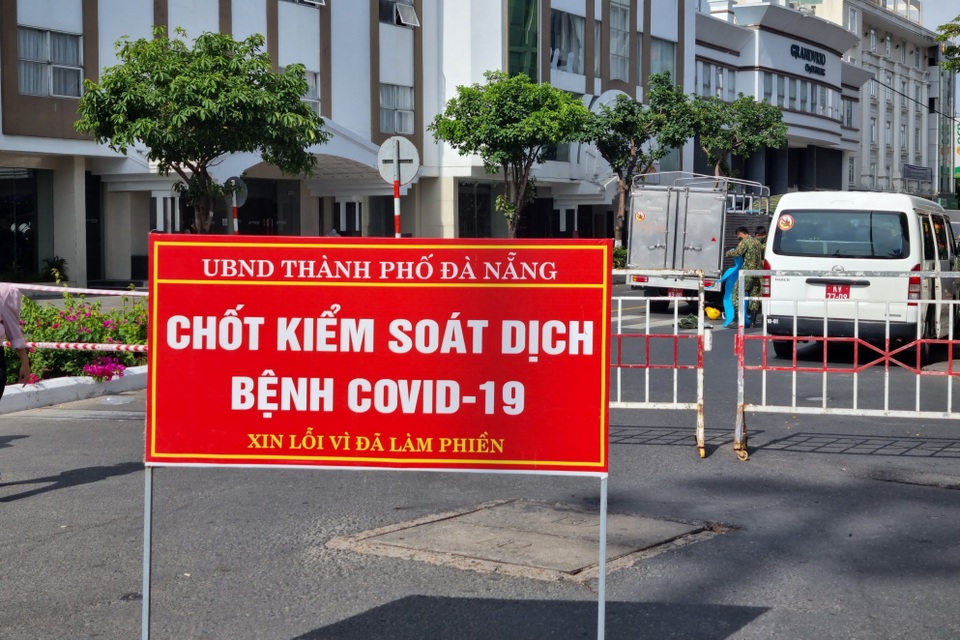 Đà Nẵng: Phong tỏa, phun khử khuẩn quanh khu vực quán bar New Phương Đông - 5 Đà Nẵng: Phong tỏa, phun khử khuẩn quanh khu vực quán bar New Phương Đông - 5
