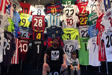 Messi khoe bộ sưu tập áo đấu siêu “khủng”