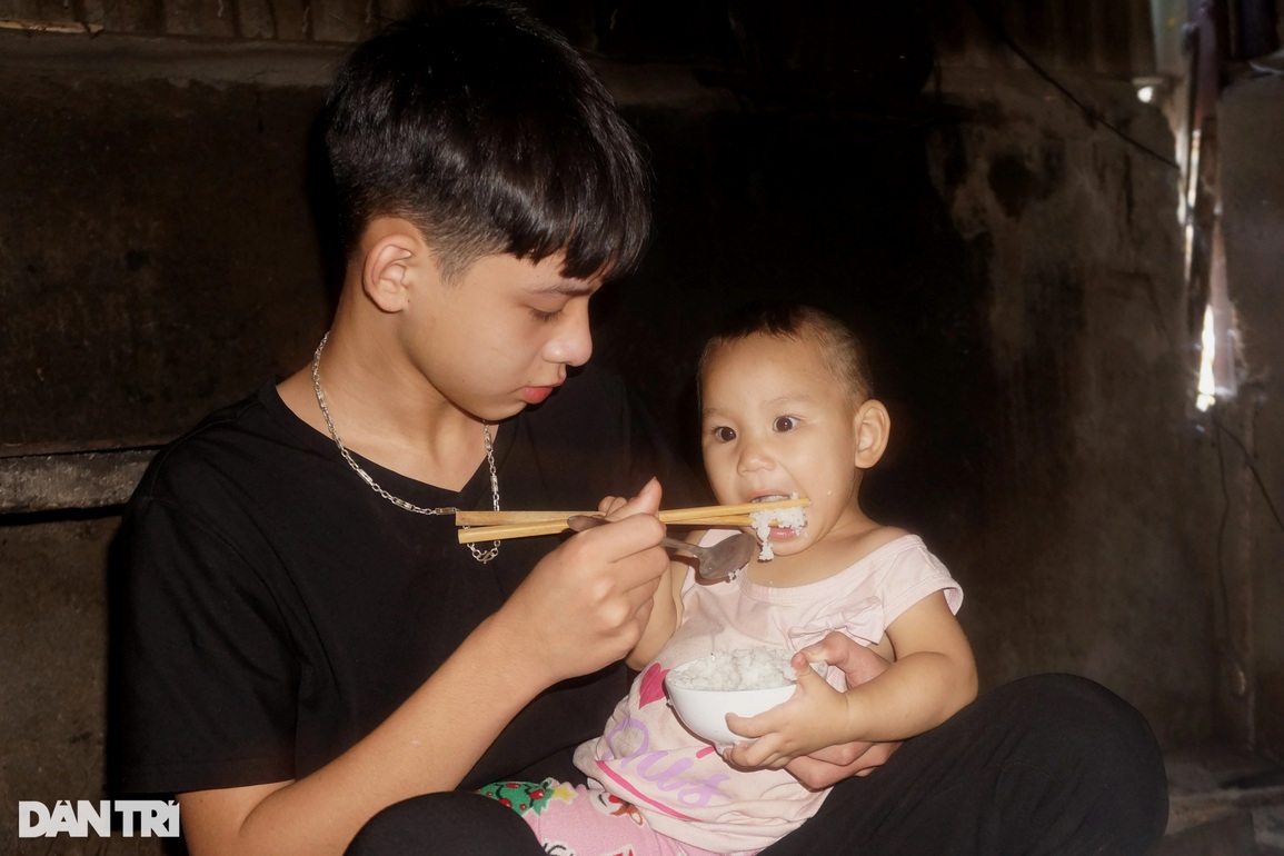 Bước đường cùng xót xa của một gia đình bị ông trời hành hạ tại Nghệ An - 5 Bước đường cùng xót xa của một gia đình bị ông trời hành hạ tại Nghệ An - 5