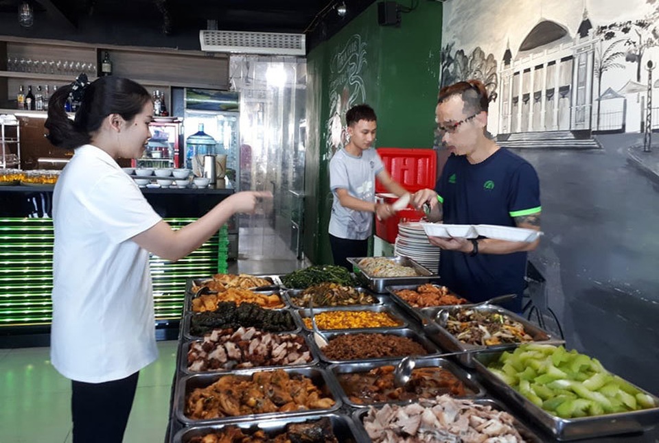 Cơm bụi, bún đậu đồng loạt tăng giá, nghịch lý càng ế càng đắt - 3 Cơm bụi, bún đậu đồng loạt tăng giá, nghịch lý càng ế càng đắt - 3