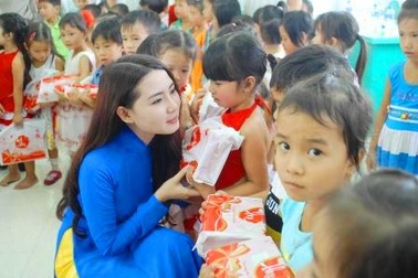 "Miss Áo dài" Kim Phương tặng quà Trung thu trẻ em nghèo
