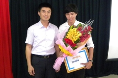 Trao học bổng cho sinh viên nghèo trả lại nhiều tiền mặt, điện thoại