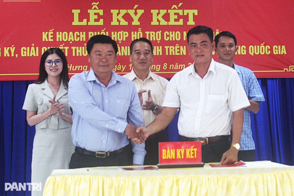 Xuống từng hộ nắm người dân cần làm thủ tục hành chính để hỗ trợ ngay - 1 Xuống từng hộ nắm người dân cần làm thủ tục hành chính để hỗ trợ ngay - 1