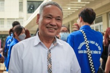 Cụ ông 82 tuổi chống gậy đi thi tốt nghiệp THPT, muốn được theo nghề y