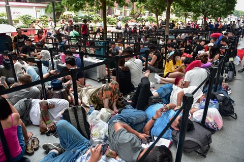 Tường thuật từ Singapore: Cả ngàn người "ăn chực nằm chờ" iPhone 11