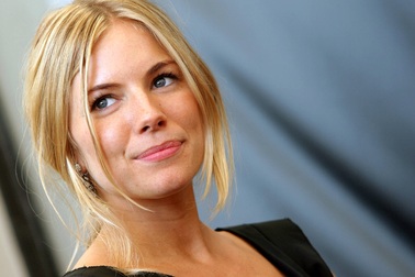 Sienna Miller “thiêu đốt” bờ biển với thân hình nóng bỏng