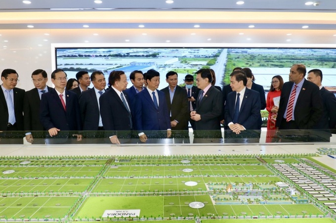 Tiếp và làm việc cùng phái đoàn có ông Võ Văn Minh- Chủ tịch UBND tỉnh Bình Dương, ông Nguyễn Văn Hùng - Chủ tịch HĐQT Tổng Công ty Becamex IDC - Đồng Chủ tịch VSIP Group, ông Kelvin Teo – Giám đốc điều hành Sembcorp Development - Đồng Chủ tịch VSIP Group.