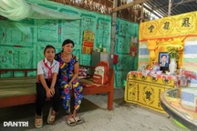 Chồng chết, người vợ nghèo bán bánh cam mưu sinh lo sợ con thất học