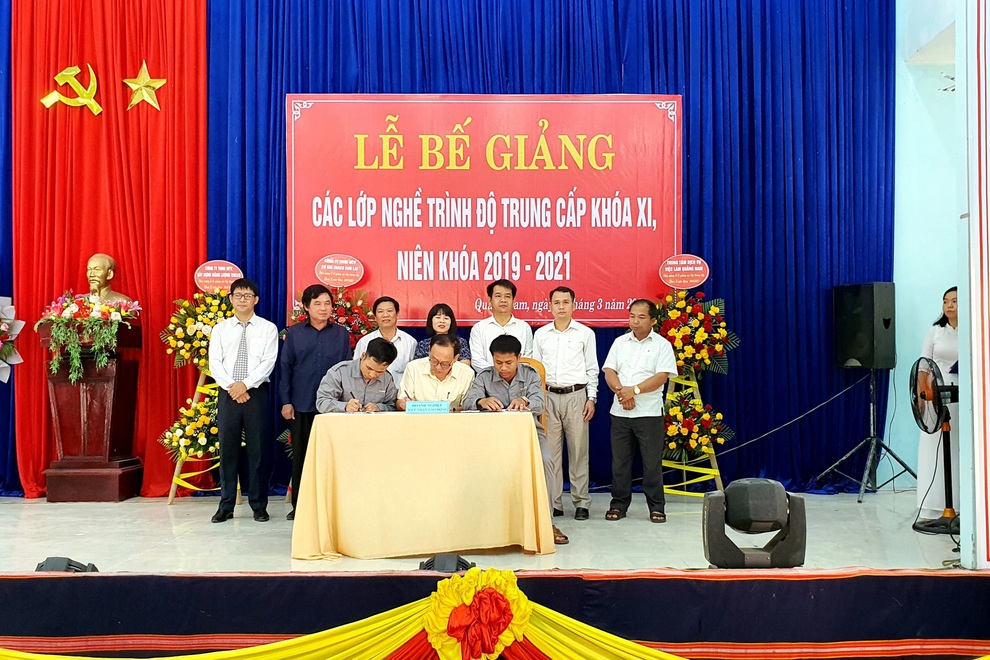 Tăng cường phân luồng học sinh và tuyển sinh vào học nghề - 1 Tăng cường phân luồng học sinh và tuyển sinh vào học nghề - 1