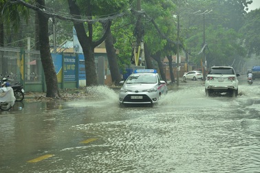 Mưa trái mùa diện rộng, đường phố TPHCM ngập nhẹ
