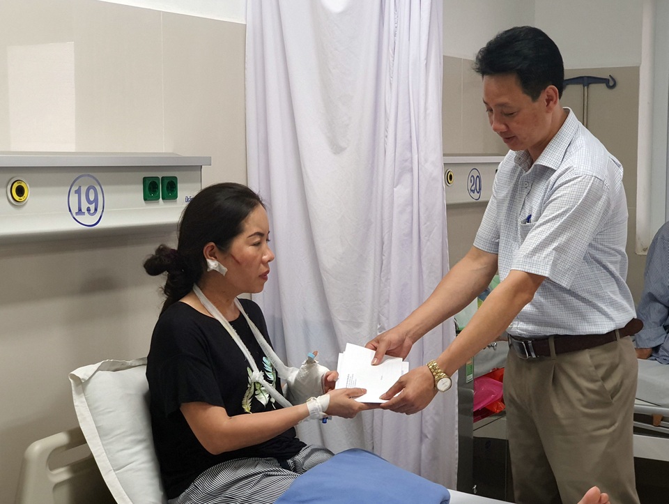 Chuyển tuyến hai trường hợp nặng trong vụ tai nạn 36 người thương vong - 5 Chuyển tuyến hai trường hợp nặng trong vụ tai nạn 36 người thương vong - 5