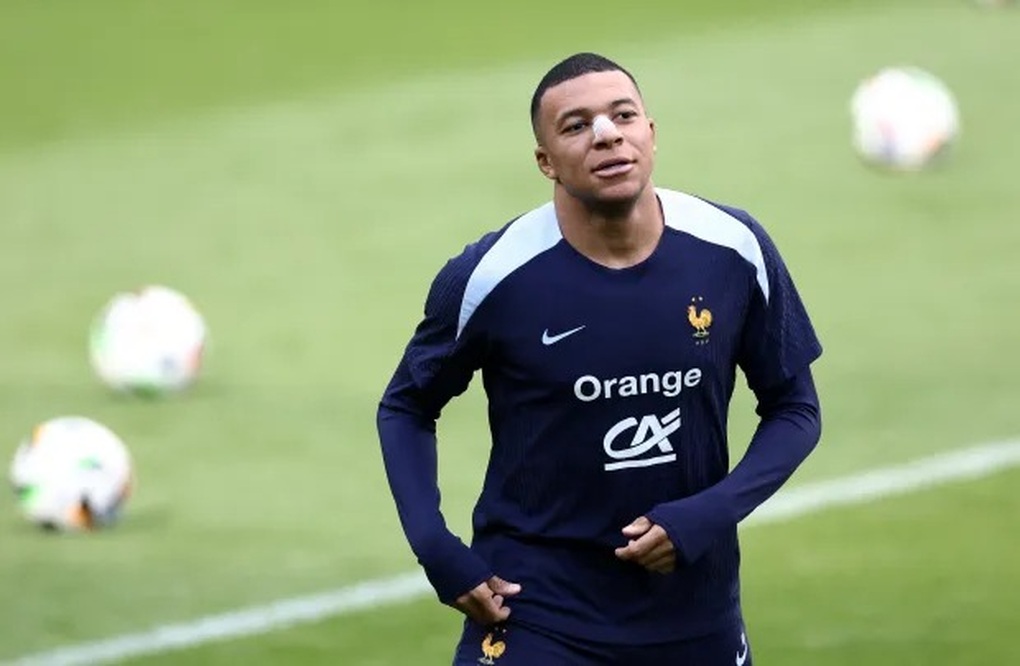 Mbappe trở lại tập luyện cùng tuyển Pháp sau khi bị gãy mũi - 2 Mbappe trở lại tập luyện cùng tuyển Pháp sau khi bị gãy mũi - 2
