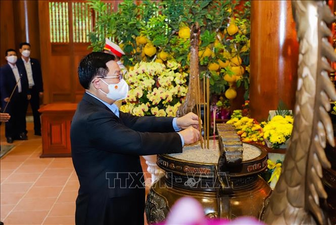Chủ tịch Quốc hội dâng hương tưởng niệm Chủ tịch Hồ Chí Minh - 1 Chủ tịch Quốc hội dâng hương tưởng niệm Chủ tịch Hồ Chí Minh - 1