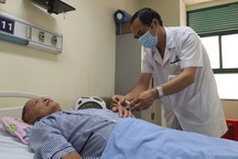 Bác sĩ kêu gọi giúp đỡ người thợ xây bị ngã giàn giáo, liệt tứ chi