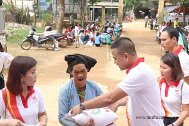 Công ty Tâm Hiếu ủng hộ bà con vùng lũ tỉnh Hòa Bình hơn 150 triệu đồng