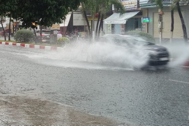 Mưa như trút nước chỉ hơn một giờ, đường phố Bạc Liêu… biến thành sông