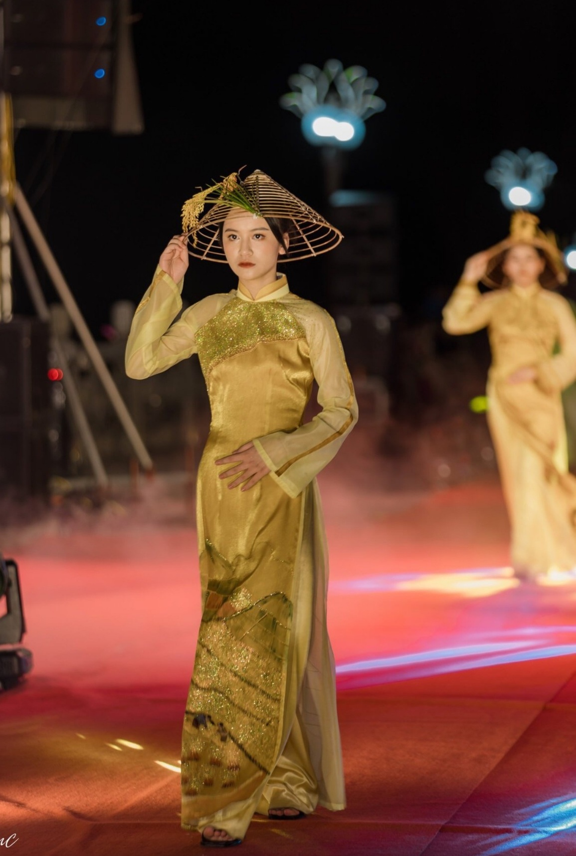 Dàn người mẫu đặc biệt trình diễn thời trang trên cây cầu huyền thoại - 7