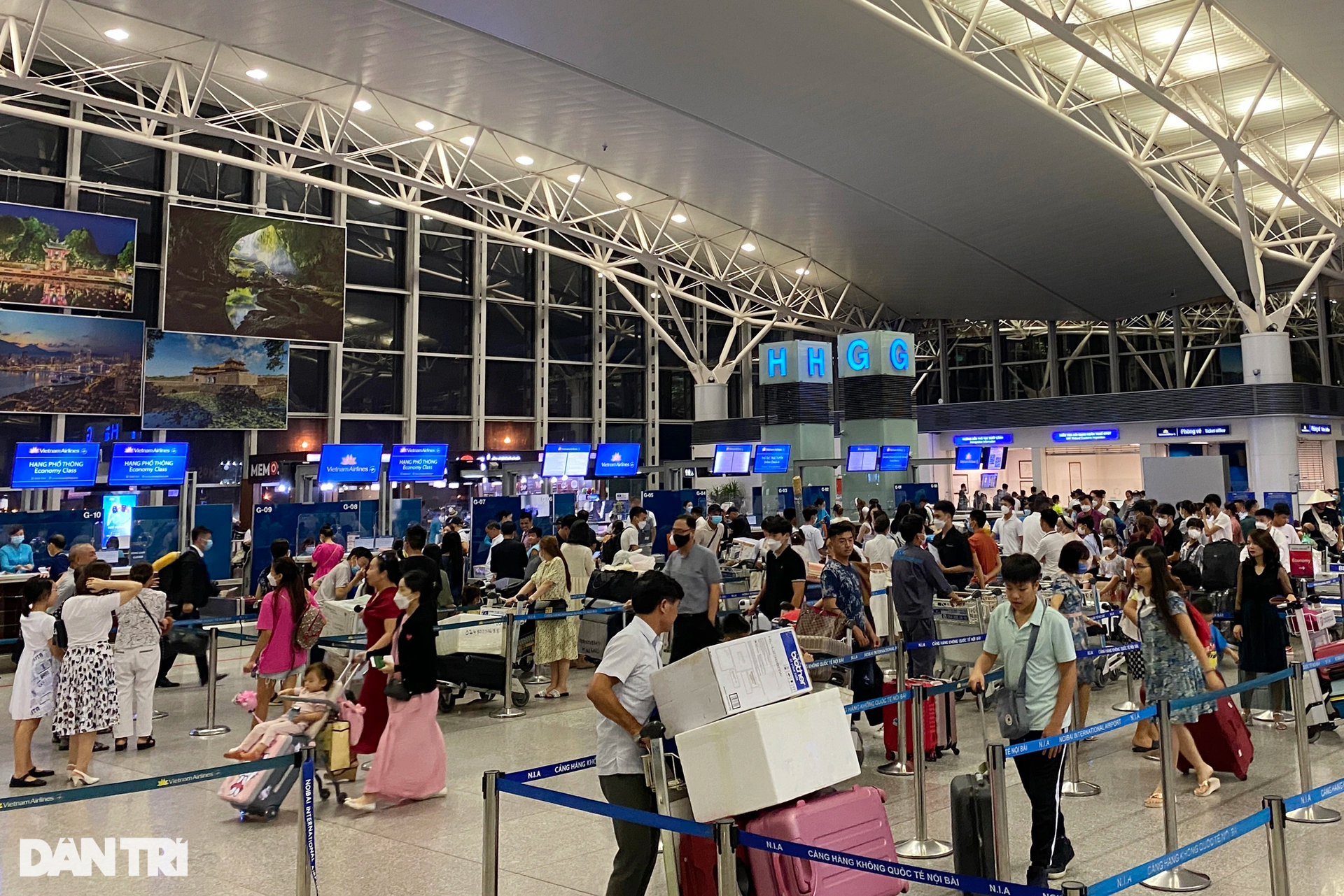 Sân bay Nội Bài chật kín khách, nhiều tuyến đường Hà Nội ùn tắc chiều 31/8 - 9 Sân bay Nội Bài chật kín khách, nhiều tuyến đường Hà Nội ùn tắc chiều 31/8 - 9