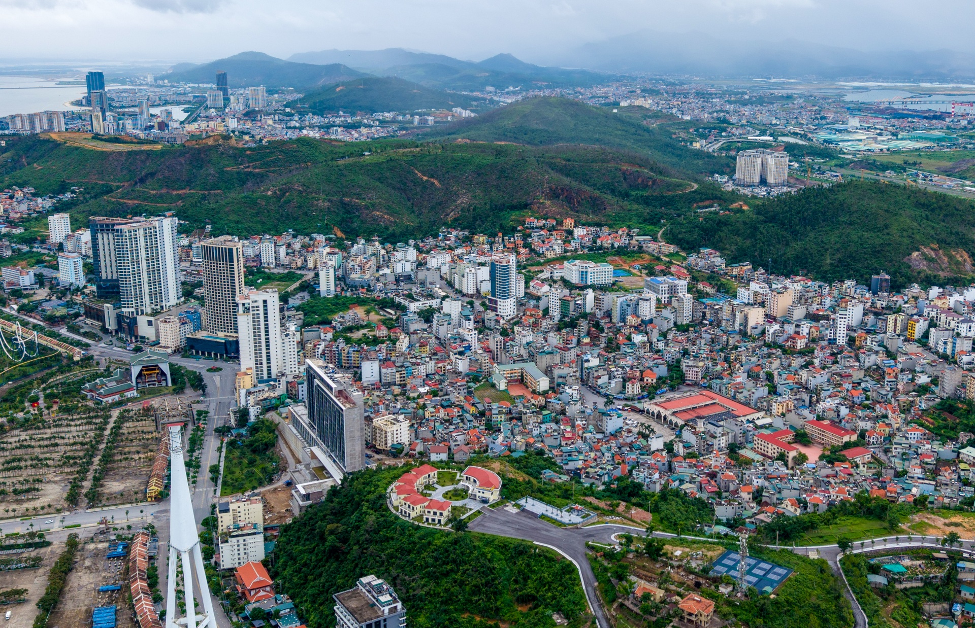 Người dân Hạ Long thở phào khi bão Ragasa suy yếu - 2 Người dân Hạ Long thở phào khi bão Ragasa suy yếu - 2