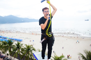 Thót tim với màn trình diễn “Yêu là tha thu” ở độ cao 20m của Only C