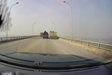 Xe ben lạng lách, vượt ẩu trên cầu