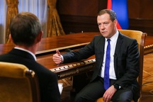 Thủ tướng Medvedev: Bộ ba hạt nhân NATO nhằm vào Nga