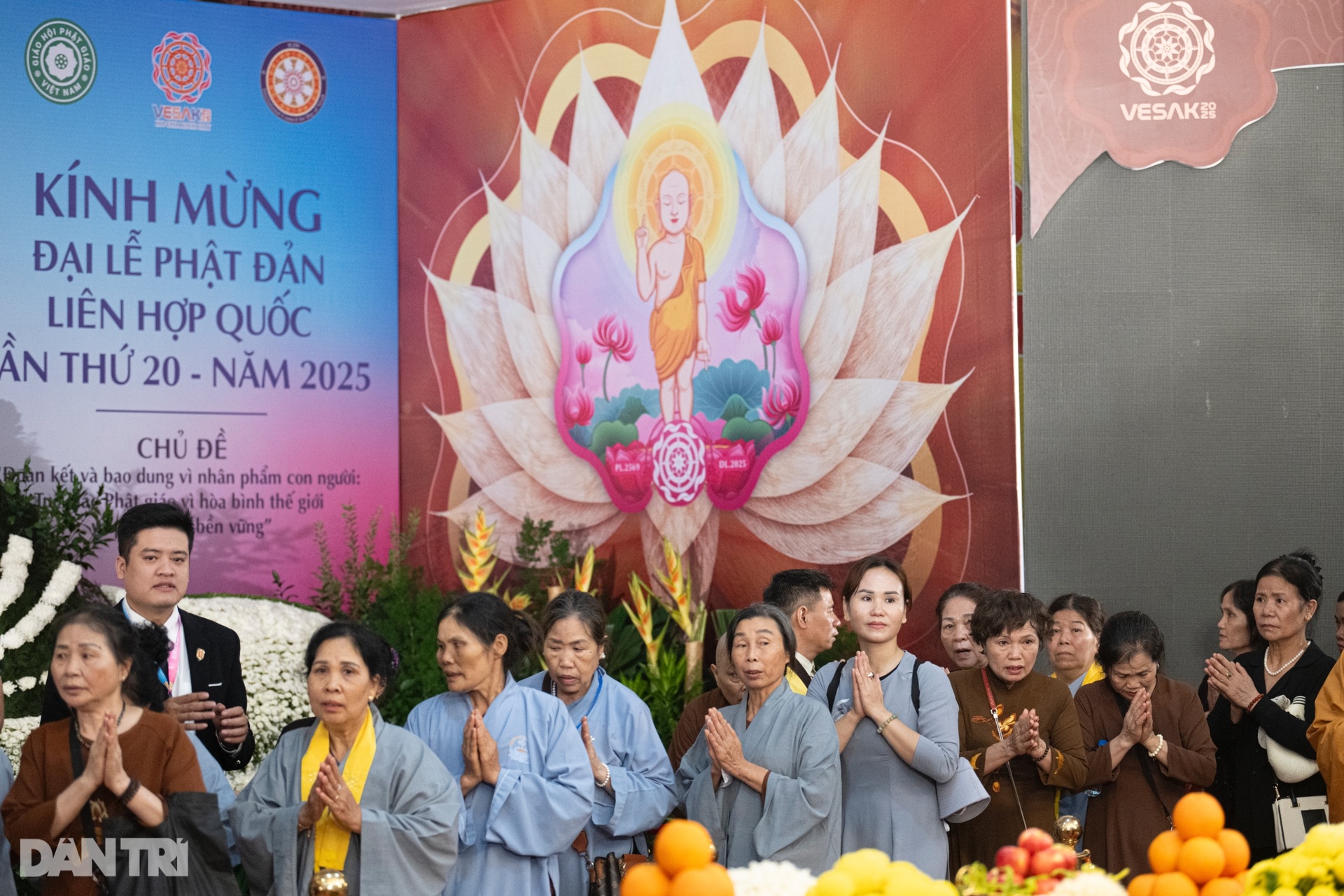Phật tử xếp hàng dài xuyên đêm chờ chiêm bái xá lợi Đức Phật ở Hà Nội - 11 Phật tử xếp hàng dài xuyên đêm chờ chiêm bái xá lợi Đức Phật ở Hà Nội - 11