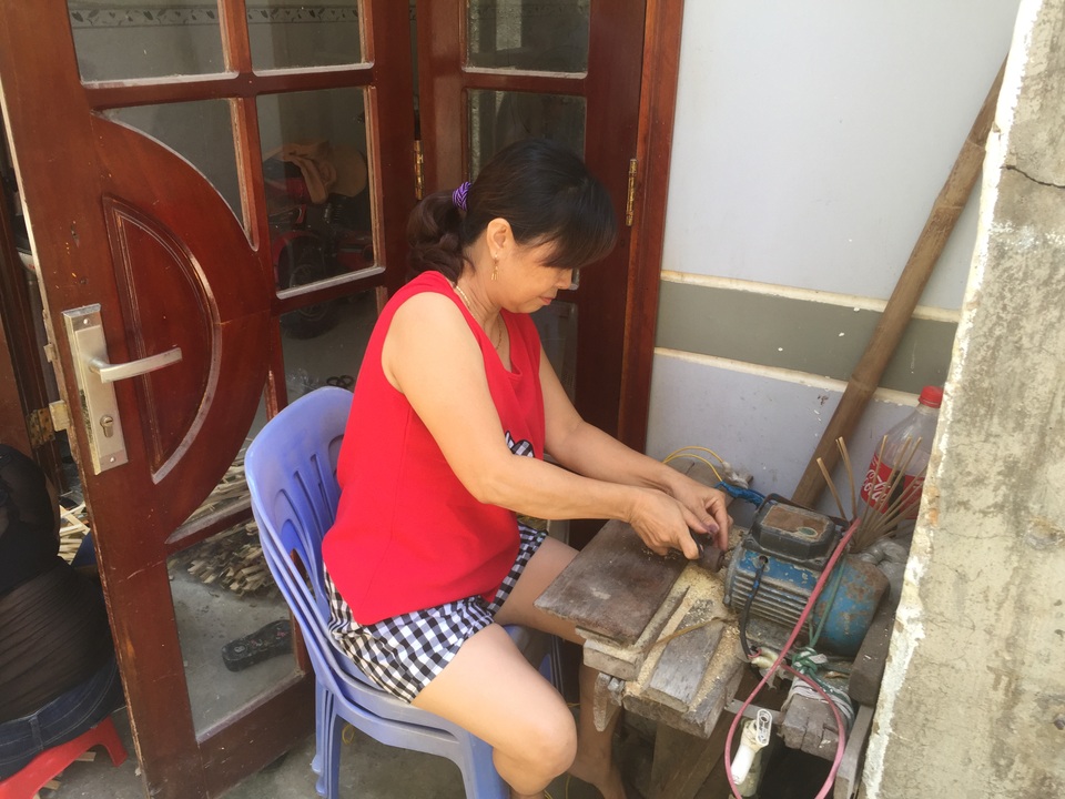 Gặp người thợ cuối cùng của xóm quạt Đà Nẵng - 1 Gặp người thợ cuối cùng của xóm quạt Đà Nẵng - 1