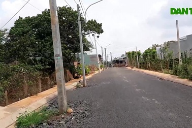 Kì lạ những cột điện, cột đèn... nằm trên đường