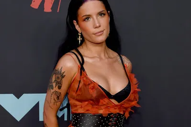 Halsey "lấp ló" vòng một nảy nở