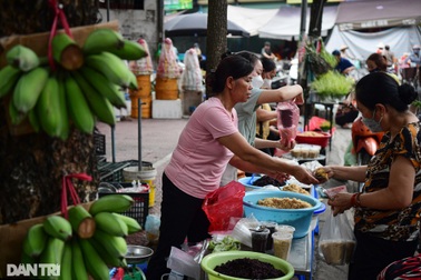 Người Hà Nội dậy sớm mua rượu nếp về "diệt sâu bọ"