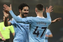 HLV Pep Guardiola bình thản khi Man City giành ngôi đầu Premier League