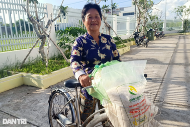 Người dân háo hức đổi 2kg rác thải nhựa lấy 5kg gạo