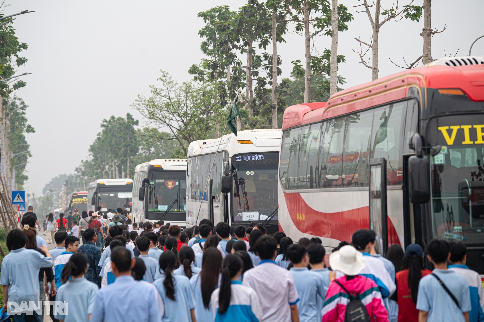 Đông nghịt khách trong ngày đầu Bảo tàng Lịch sử Quân sự thu vé vào cửa - 1 Đông nghịt khách trong ngày đầu Bảo tàng Lịch sử Quân sự thu vé vào cửa - 1
