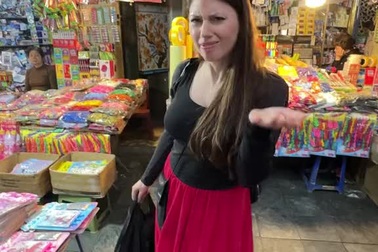 Khách Tây toát mồ hôi như lạc vào giữa mê cung khi tìm quán cà phê Hà Nội