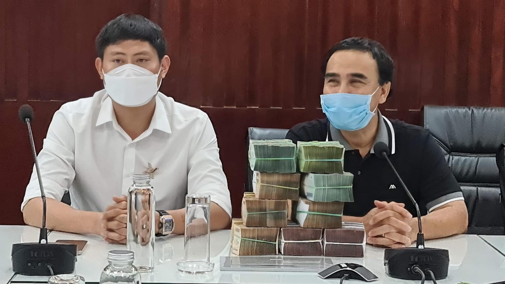 Nghệ sĩ không ngồi yên trong mùa dịch - 6 Nghệ sĩ không ngồi yên trong mùa dịch - 6