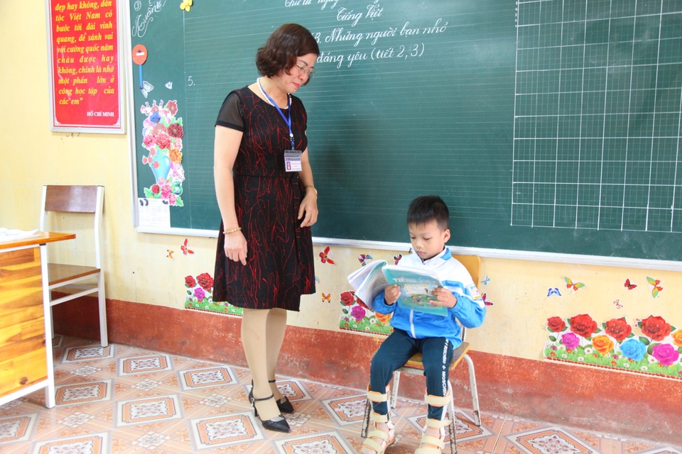 Cậu bé tật nguyền đến trường trên tay mẹ - 1 Cậu bé tật nguyền đến trường trên tay mẹ - 1