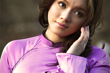 Lý Nhã Kỳ diện áo dài sau “sự cố hở ngực”