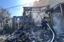 Cháy 4 căn nhà, một ô tô và nhiều xe máy bị thiêu rụi