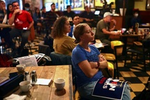 Thế giới thấp thỏm chờ cuộc đua Trump - Biden ngã ngũ