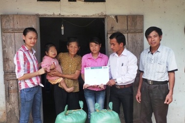 Quỹ Nhân ái hỗ trợ 5 triệu đồng, 100kg gạo tới cô bé lớp 10 học giỏi trong cảnh nghèo khó