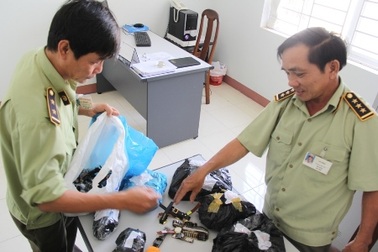 Tạm giữ hàng trăm đồng hồ, máy tính nghi giả nhãn hiệu nổi tiếng